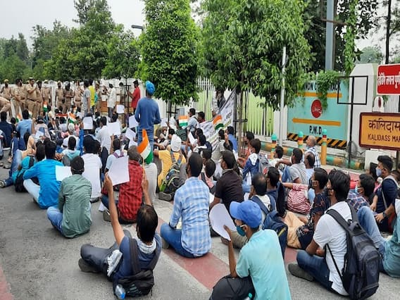 69 हजार शिक्षक भर्ती से जुड़े अभ्यर्थियों ने किया प्रदर्शन, नियमों की अनदेखी का लगाया आरोप 69 हजार शिक्षक भर्ती से जुड़े अभ्यर्थियों ने किया प्रदर्शन, नियमों की अनदेखी का लगाया आरोप