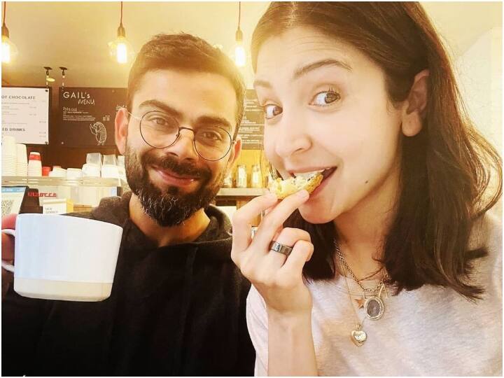 भारतीय कप्तान विराट कोहली अपनी पत्नी अनुष्का शर्मा के साथ लंदन के एक कॉफी शॉप में नज़र आए. इंग्लैंड में ये दोनों अक्सर घूमते देखे जा रहे हैं.