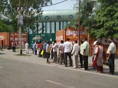 कानपुर में भी गहराया कोरोना वैक्सीन का संकट, वैक्सीनेशन के लिए चक्कर लगा रहे लोग