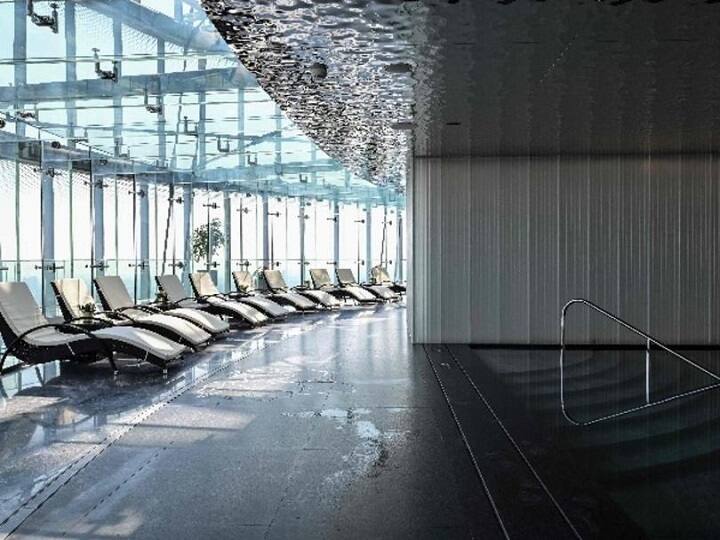 இந்த ஹோட்டலில் 165 ரூம்கள் உள்ளன. ஒரு இரவுக்கு இந்திய ரூபாய் மதிப்பில் 77ஆயிரம் வாடகை ஆகும்.