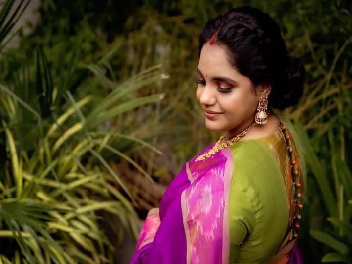 10 வயதில் கர்நாடக சங்கீதத்தை கற்றுக்கொள்ள தொடங்கினார்