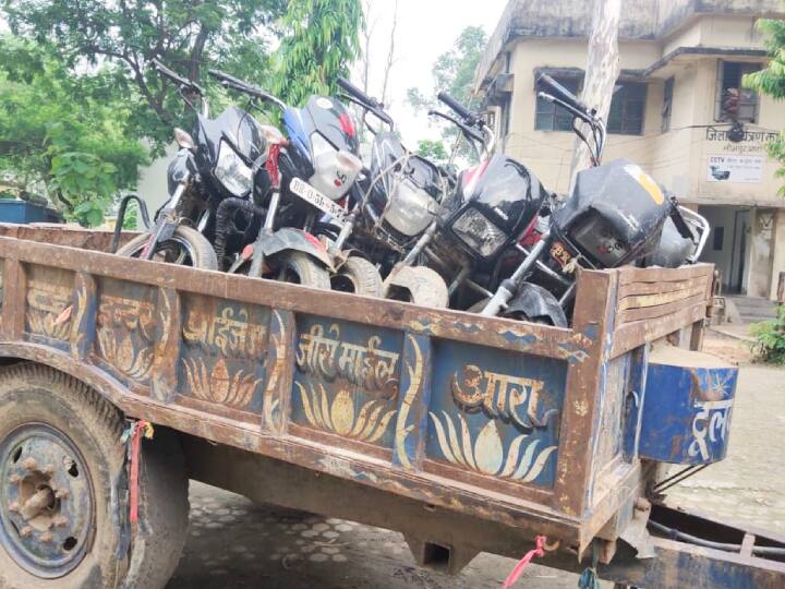 Police arrested three thieves in Bhojpur arrah the bike had to be carried by a tractor ann बिहारः चोरों के पास इतनी बाइक मिली कि पुलिस को ट्रैक्टर से ढोना पड़ा, तीन शख्स को किया गिरफ्तार