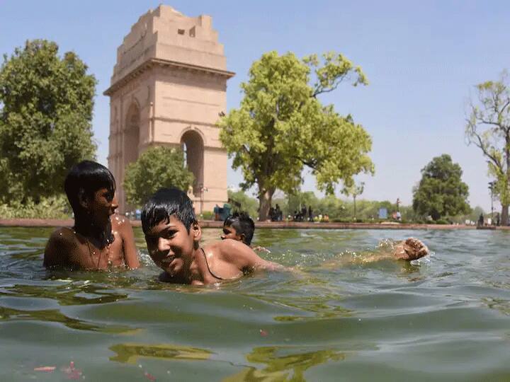 भारत मौसम विज्ञान विभाग के अधिकारियों ने बताया कि दिल्ली में सफदरजंग वेधशाला में अधिकतम तापमान सामान्य से सात डिग्री अधिक दर्ज किया गया. सात जुलाई तक मानसून के क्षेत्र में आगे बढ़ने के लिए परिस्थितियां अनुकूल होने का अनुमान जताया गया है.