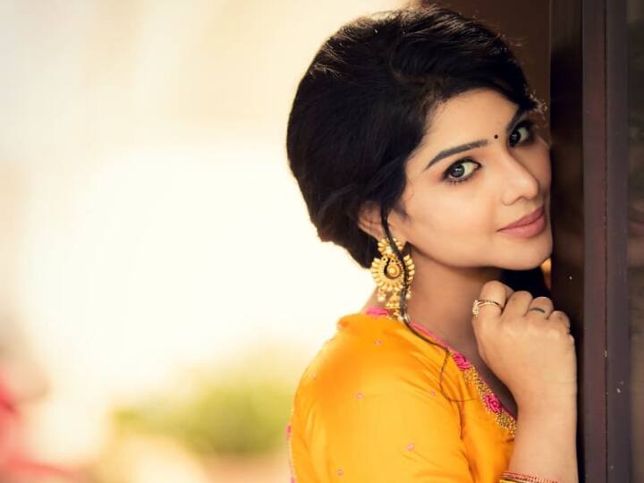 கிளை ஒன்றில் மேடை அமைத்து ஒலிவாங்கி கையில் கொடுத்து..!