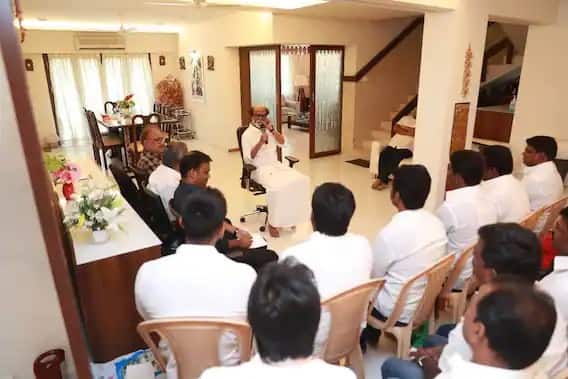 रजनीकांत के घर में इतना स्पेस है कि यहां बड़ी बड़ी मीटिंग्स और पार्टी आसानी से हो जाती हैं. (Photo Credit: Soundarya Rajinikanth Twitter)