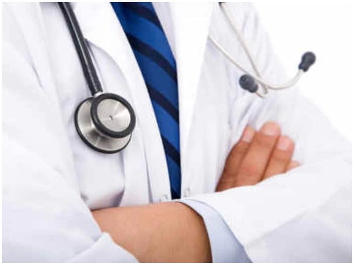 Happy National Doctors Day 2021: डॉक्टरों को मैसेज, शुभकामना और ग्रीटिंग्स भेज इस को खास