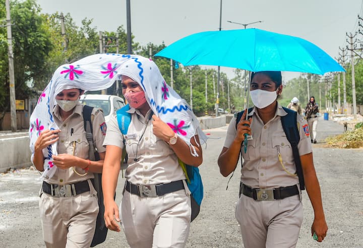 The maximum temperature recorded at the Safdarjung Observatory, which provides representative data for the city, stood at 43.1 degrees Celsius, the highest for the month of July in nine years. The minimum temperature settled at 31.7 degrees Celsius. (Image: PTI)