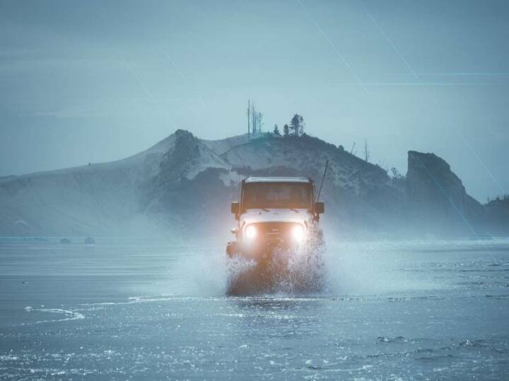 Suv Car runs in flooded road at Iceland gets viral in twitter with funny comments ‛போங்க தம்பி... வேளச்சேரி, முடிச்சூர் வந்து பாருங்க...’ வைரல் வீடியோவிற்கு வந்த கமெண்ட் !