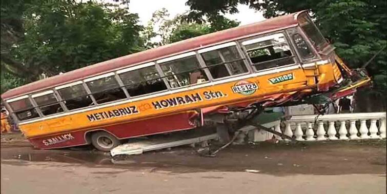 Kolkata Road Accident running bus hits wall of Fort William on red road in Kolkata 12 injured Kolkata Road Accident: রেড রোডে দুর্ঘটনা, রেলিং ভেঙে ফোর্ট উইলিয়ামের পাঁচিলে ধাক্কা মিনি বাসের, মৃত পুলিশ কর্মী, আহত ১৭