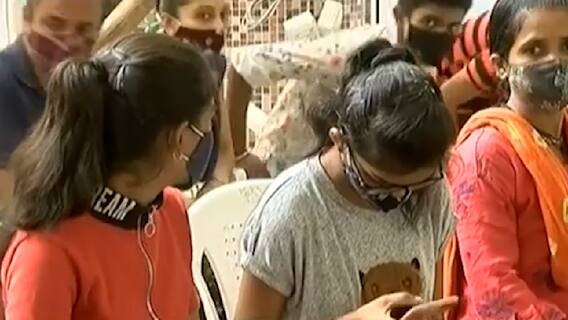 Surat: વેક્સિનનો સ્ટોક ઓછો હોવાથી લોકો ખાઈ રહ્યાં છે ધક્કા, લોકોએ સરકાર પાસે શું કરી માંગ?