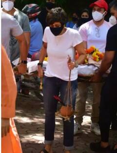 Breaking Gender Stereotypes Mandira Bedi Carries The Bier At Her Husband Raj Kaushal’s Funeral
