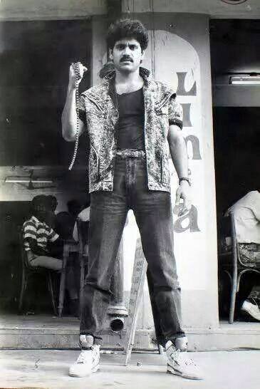 'శివ' మూవీ సెట్స్ లో చైన్ పట్టుకొని ఉన్న నాగ్ ఫోటో. ఇందులో నాగ్ ఎంతో స్టైలిష్ గా కనిపిస్తున్నారు.