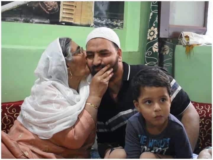 बेगुनाह साबित होने के 11 साल बाद गुजरात जेल से रिहा होकर घर लौटा बशीर अहमद  - NEWS Trends