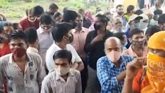 સુરત: કિમના PHC સેંટર ખાતે રસી લેવા લોકોની ભીડ એકત્ર, સોશલ ડિસ્ટન્સના ધજાગરા ઊડ્યાં