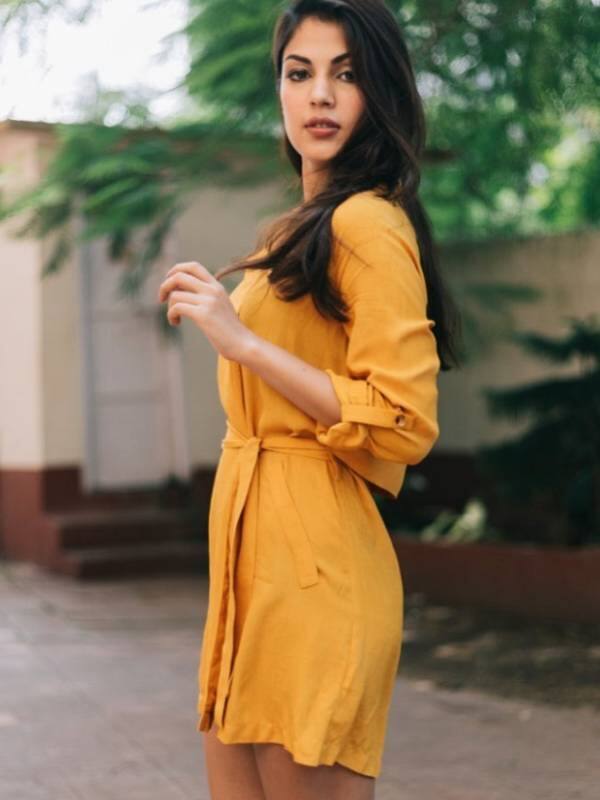 रिया चक्रवर्ती से पूछताछ के दौरान बॉलीवुड में फैल रही ड्रग की लत का पता चला. एनसीबी ने श्रद्धा कपूर, सारा अली खान, दीपिका पादुकोण समेत कई फिल्ममेकर, एक्ट्रेस और एक्टर से पूछताछ की.