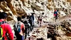 Pithoragarh: मुनस्यारी तहसील में व्यवस्थाएं बदहाल, पीठ पर लादकर CHC पहुंचाई महिला