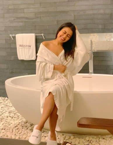 Indian Idol judge and Bollywood singer Neha Kakkar on Thursday (July 1) shared some fresh after bath photos on Instagram with her fans. [pic credit: Instagram/Neha Kakkar]