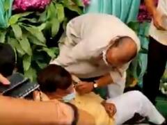 मंच से नीचे गिरे मध्य प्रदेश के ऊर्जा मंत्री प्रद्युम्न सिंह तोमर, देखें वीडियो
