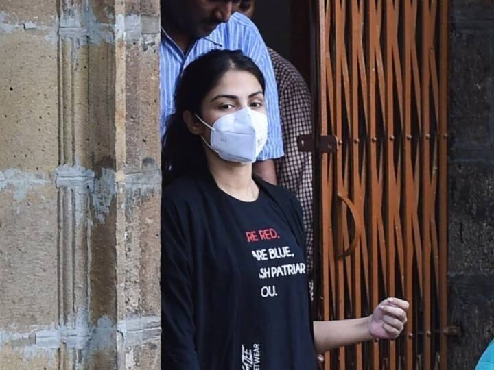 इस दौरान रिया चक्रवर्ती को कई बार कोर्ट में सुनवाई और मीडिया का सामना करना पड़ा. वह काफी ज्यादा ट्रोल हुई हैं.