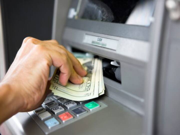 atm cash withdrawal charge debit card and credit card fee will increase soon ATM રોકડ ઉપાડ ચાર્જ, ડેબિટ કાર્ડ અને ક્રેડિટ કાર્ડ ચાર્જ વધવાની શક્યતા, ગ્રાહકો પર પડશે આ અસર