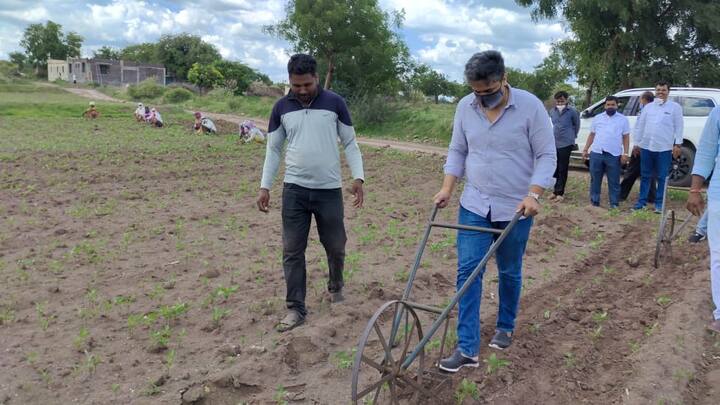 सध्या रोहित पवार चर्चेत आहेत त्यांच्या सोशल मीडियावरील पोस्टमुळे. रोहित पवार यांनी त्या पोस्टमध्ये काही फोटो शेअर केले आहेत. ते फोटो पाहून नेटकरी त्यांच्यावर कौतुकाचा वर्षाव करत आहेत. (Photo Credit : @RRPSpeaks/Twitter)