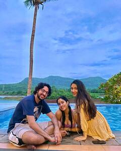 जान्हवी कपूर हरी-भरी वादियों में करती दिखीं खूब एन्जॉय, शेयर की अपनी ग्लैमरस अंदाज वाली खूबसूरत तस्वीरें