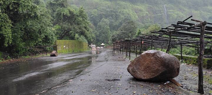 आंबोलीत काही वर्षांपूर्वी असाच एक भलामोठा दगड एका कार वर येऊन कोसळला होता. त्या वेळी सुदैवाने जीवितहानी झाली नव्हती.