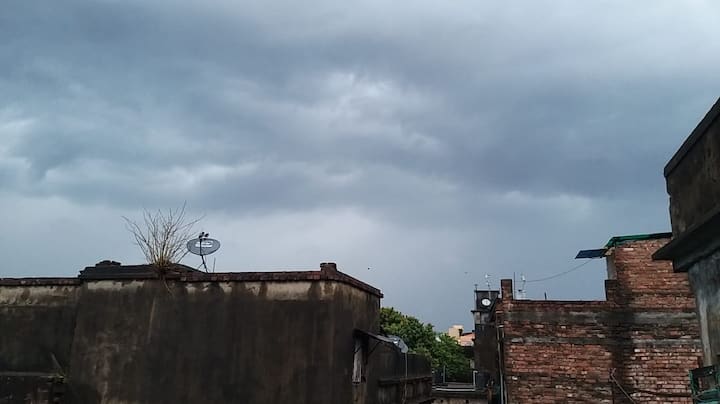 আবহাওয়া দফতর জানিয়েছে, বঙ্গে সক্রিয় রয়েছে মৌসুমী অক্ষরেখা।  বঙ্গোপসাগর থেকে রাজ্যে ঢুকছে প্রচুর পরিমাণে জলীয় বাষ্প। এ ছাড়া উত্তরপ্রদেশ থেকে অসম পর্যন্ত যে নিম্নচাপ অক্ষরেখা রয়েছে তা বিহার ও উত্তরবঙ্গের উপর বিস্তৃত। এই দু’য়ের প্রভাবে আগামী ২৪ ঘণ্টায় উত্তর ও দক্ষিণবঙ্গে ভারী থেকে অতি ভারী বৃষ্টির পূর্বাভাস দিয়েছে আবহাওয়া দফতর।