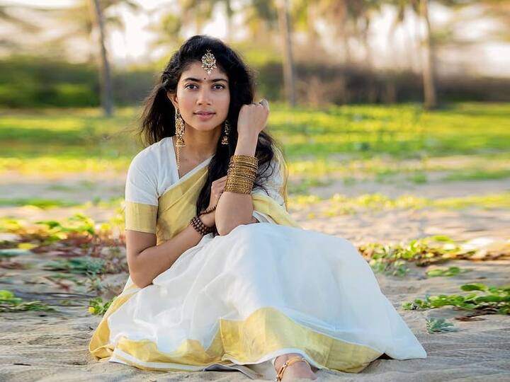 వాటి ద్వారా ప్రజల్లో తప్పుడు అభిప్రాయాన్ని క్రియేట్ చేయలేనని అంటోంది. తన చెల్లికి కూడా ముఖంపై మొటిమలు ఉంటాయని.. ఇలాంటి ఫెయిర్ నెస్ క్రీములు వాడమని తనకే చెప్పనని.. అలా తనను మిస్ గైడ్ చేయలేనని.. అలాంటిది ఆ ప్రొడక్ట్స్ కి బ్రాండ్ అంబాసిడర్ గా ఉండలేననేది సాయిపల్లవి భావన.