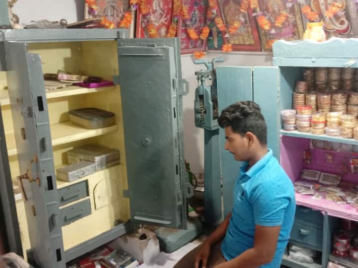 cash and jewellery worth of 12 lakh rupees stolen in Buxar thieves cuts locks of shops ann Bihar Crime: बक्सर में नकद और गहने समेत करीब 12 लाख की चोरी, चार दुकानों के काटे गए ताले