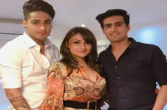 16 साल की उम्र में शादी, दो साल बाद तलाक, 25 साल के जुड़वा बच्चों की मां है उर्वशी ढोलकिया 16 साल की उम्र में शादी, दो साल बाद तलाक, 25 साल के जुड़वा बच्चों की मां है उर्वशी ढोलकिया