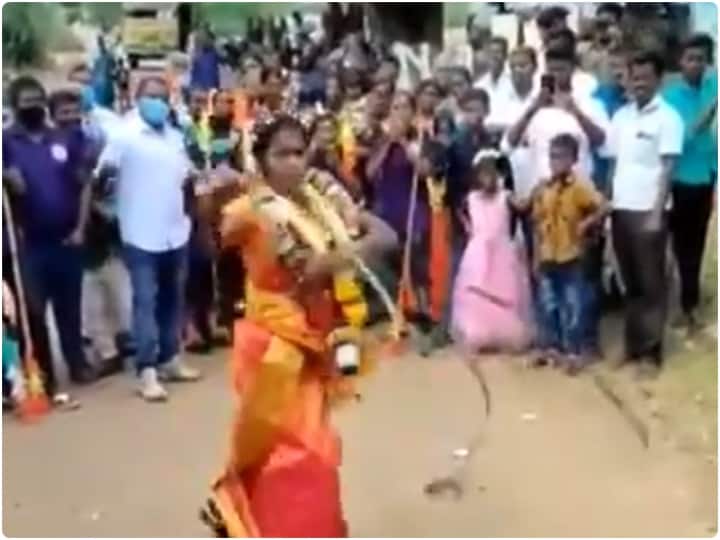 Nisha from Thoothukudi district performed Silambattam a form of martial art from Tamil Nadu soon after her wedding ceremony शादी के फौरन बाद दुल्हन पूरे गांव के सामने इस तरह सिखाने लगी मार्शल आर्ट, देखें Video