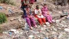 જામનગરમાં કેનાલની સફાઈ ન થતાં મહિલા કોર્પોરેટરનો અનોખો વિરોધ, સફાઈની માંગ સાથે કેનાલ પર બેઠા