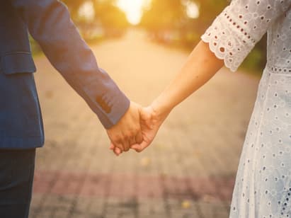UP cops arrest Mother in law and son in law who eloped 10 months ago மனைவி வேண்டாம் மாமியார் தான் வேண்டும் ஊரை எதிர்த்து திருமணம் செய்த ஜோடி கைது!
