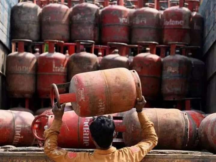 Gas Cylinder Price Hike: गैस सिलेंडर की कीमत बढ़ी, कांग्रेस ने कहा- केंद्र सरकार को महंगाई से बेहाल जनता की फिक्र नहीं
