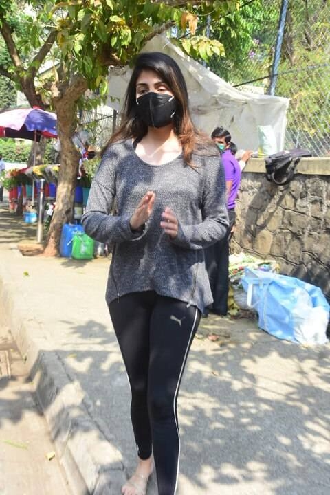 इस साल 14 जून को सुशांत सिंह राजपूत की बर्थ एनिवर्सरी पर वह एक बार फिर चर्चा में आईं. वह 14 जून को घर से बाहर फूल खरीदते हुए दिखाई दीं.