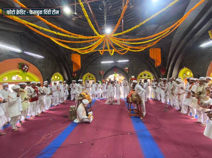 आज पहाटे चार ते पाचच्या दरम्यान सर्व देवतांची पूजा करण्यात आली. त्यानंतर सकाळी नऊ ते बारा वाजण्याच्या दरम्यान सप्ताच्या कार्ल्याचे कीर्तन आयोजित करण्यात आले होते. (फोटो सौजन्य : फेसबुक दिंडी टीम)