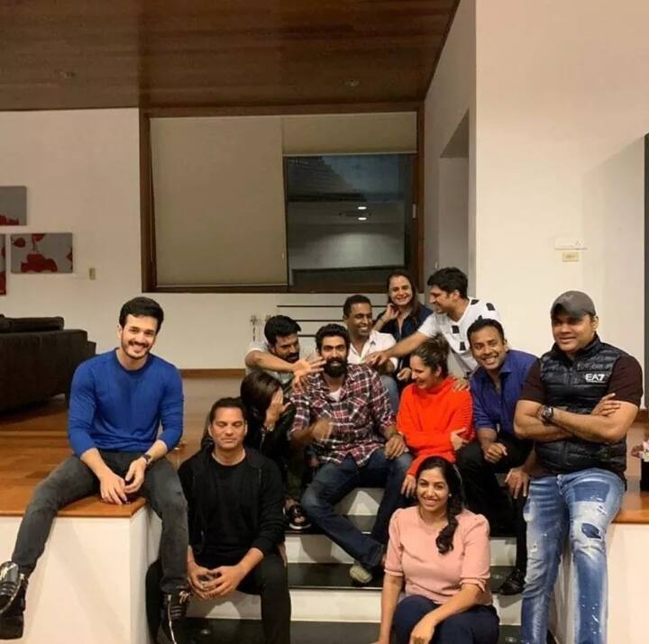 అఖిల్, చరణ్, సానియామీర్జా అలానే మరికొందరు స్నేహితులతో సరదాగా గడుపుతున్న సమయంలో తీసిన ఫోటో