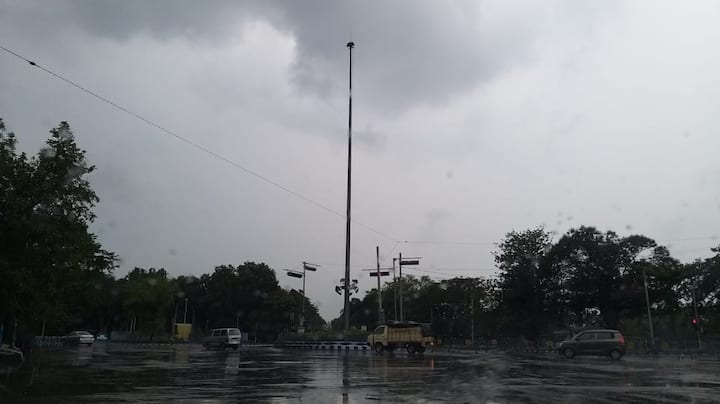 আবহাওয়া দফতর সূত্রে খবর, শুক্রবার ও শনিবার জলপাইগুড়ি, কোচবিহার, আলিপুরদুয়ারে লাল সতর্কতা জারি করা হয়েছে। এছাড়াও ভারী বৃষ্টির পূর্বাভাস রয়েছে নদিয়া, মুর্শিদাবাদ, বীরভূম ও পশ্চিম বর্ধমানে।