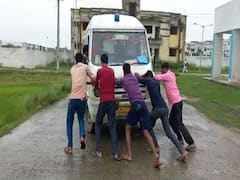 बिहार: अनुमंडलीय अस्पताल की एम्बुलेंस 'बीमार', स्टार्ट करने के लिए मरीजों के परिजन लगाते हैं धक्का