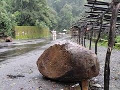 महाराष्ट्रातील 'चेरापुंजी'त घाट धोकादायक? आंबोलीत मुख्य धबधब्याजवळ कोसळला भलामोठा दगड