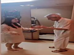 पोती के साथ गाने की बीट पर थिरकते दादा का वीडियो वायरल, यूजर्स ने बताया क्यूट