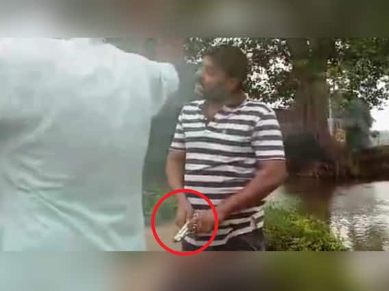 VIDEO VIRAL: आरा में हथियारबंद गुंडों की दबंगई, पिस्टल भिड़ाकर बोले- 'अभी के अभी ठोक देम' VIDEO VIRAL: आरा में हथियारबंद गुंडों की दबंगई, पिस्टल भिड़ाकर बोले- 'अभी के अभी ठोक देम'