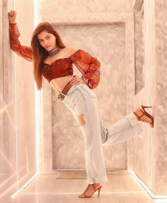 Rubina Dilaik Photos: रिप्ड जींस और डेनिम जैकेट में रुबीना ने शेयर की बेहद हॉट तस्वीरें, मिनटों में हुई वायरल