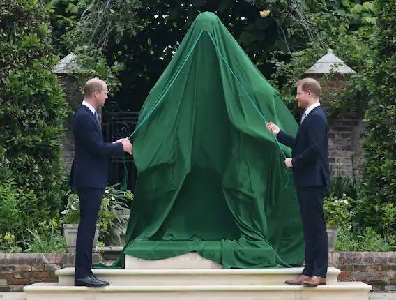 গত মাসে দ্বিতীয় সন্তানের জন্ম দিলেন ডাচেস অফ সাসেক্স মেগান মর্কেল। ফলে কন্যা সন্তানের বাবা হয়েছেন ডিউক অফ সাসেক্স প্রিন্স হ্যারি। মেয়ের নাম দেওয়া হয়েছে লিলিবেত ‘লিলি’ ডায়না মাউন্টব্যাটেন-উইন্ডসর।