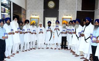 ਸ੍ਰੀ ਅਕਾਲ ਤਖ਼ਤ ਸਾਹਿਬ ਬਾਰੇ ਕਿਤਾਬਚਾ ਪ੍ਰਮੁੱਖ ਸ਼ਖ਼ਸੀਅਤਾਂ ਨੇ ਕੀਤਾ ਜਾਰੀ