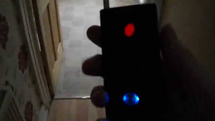 ਫਲੈਸ਼ਲਾਈਟ ਦੀ ਵਰਤੋਂ ਕਰੋ: ਜਦੋਂ ਵੀ ਤੁਸੀਂ ਸ਼ੀਸ਼ੇ 'ਤੇ ਫਲੈਸ਼ਲਾਈਟ ਮਾਰਦੇ ਹੋ, ਤਾਂ ਇਹ ਪ੍ਰਤੀਬਿੰਬਤ ਬਣਦਾ ਹੈ, ਜਿਸ ਨਾਲ ਕੈਮਰੇ ਦਾ ਪਤਾ ਲਗਾਇਆ ਜਾ ਸਕਦਾ ਹੈ। ਇਸਦੇ ਲਈ ਤੁਸੀਂ ਲਾਈਟ ਬੰਦ ਕਰਕੇ ਫਲੈਸ਼ਲਾਈਟ ਦਾ ਸਹਾਰਾ ਲੈ ਸਕਦੇ ਹੋ।