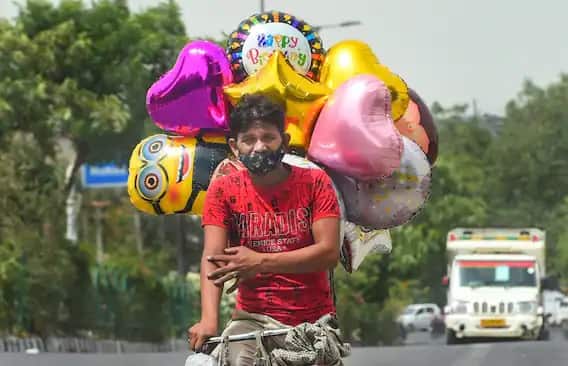 টানা তৃতীয় দিন দিল্লিতে তাপপ্রবাহ। বৃহস্পতিবার তাপমাত্রা ছিল ৪৩.১ ডিগ্রি। ২০১২-র জুলাইয়ের পর থেকে এটাই সবচেয়ে বেশি তাপমাত্রা। আবহাওয়ার পূর্বাভাসে বলা হয়েছে, ৭ জুলাই পর্যন্ত বৃষ্টির কোনও সম্ভাবনা নেই। ছবি সৌজন্যে পিটিআই