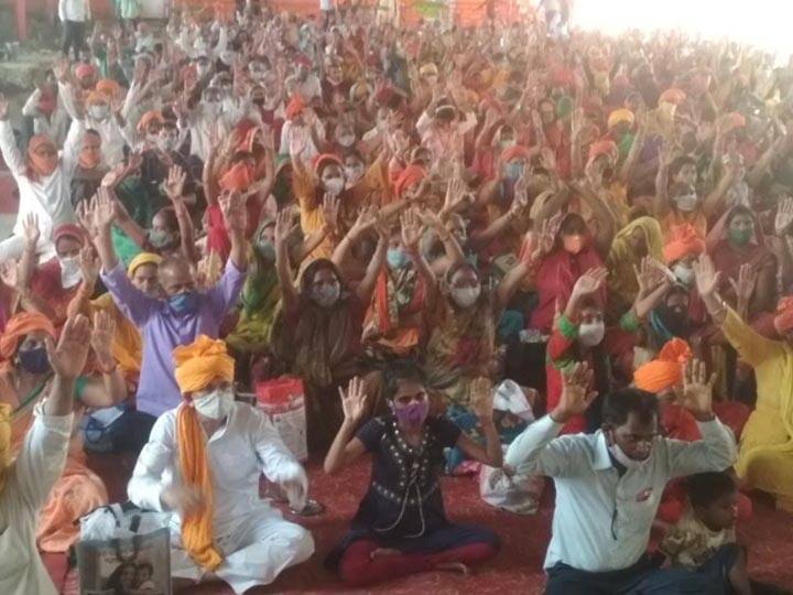Prayagraj: Saints & Gurus Urge People To Get Vaccinated, Administer Oath To People At Religious Places Prayagraj: Saints & Gurus Urge People To Get Vaccinated, Administer Oath To People At Religious Places