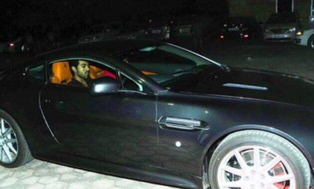 అందులో ఒకటి ఆస్టన్ మార్టిన్ వ్యాంటేజ్. ఈ కారుని మెగాస్టార్ చిరంజీవి.. రామ్ చరణ్ కు గిఫ్ట్ గా ఇచ్చారు. ఇదే రామ్ చరణ్ ఫస్ట్ కార్. అందుకే ఈ కారుని చాలా జాగ్రత్తగా చూసుకుంటారు. దీని వీలుగా రూ.3 కోట్లకు దగ్గరగా ఉంటుంది.